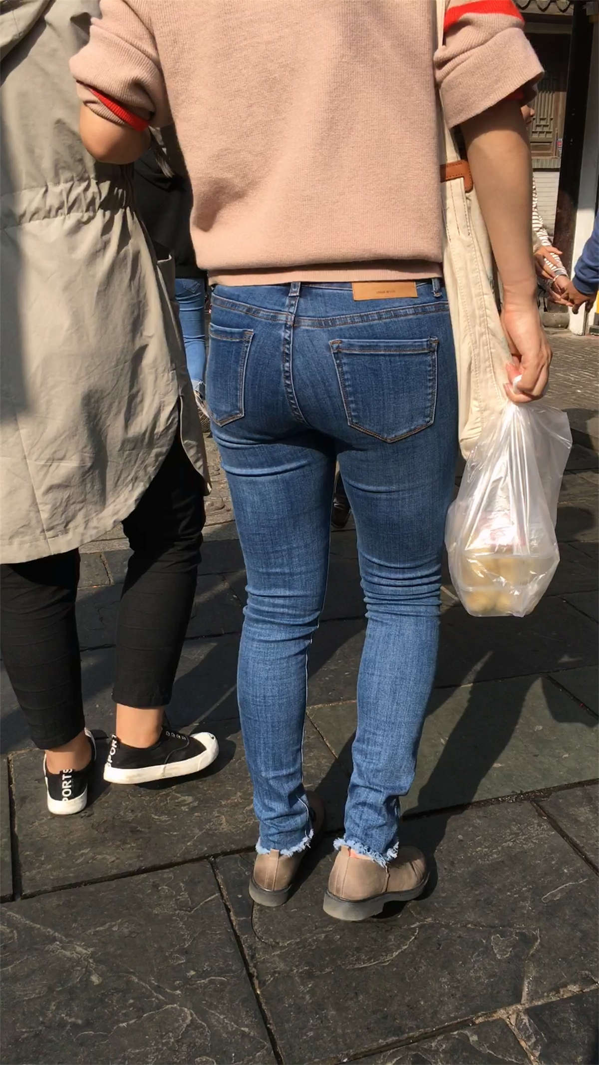 丰臀紧身蓝色牛仔裤美眉-日更街拍