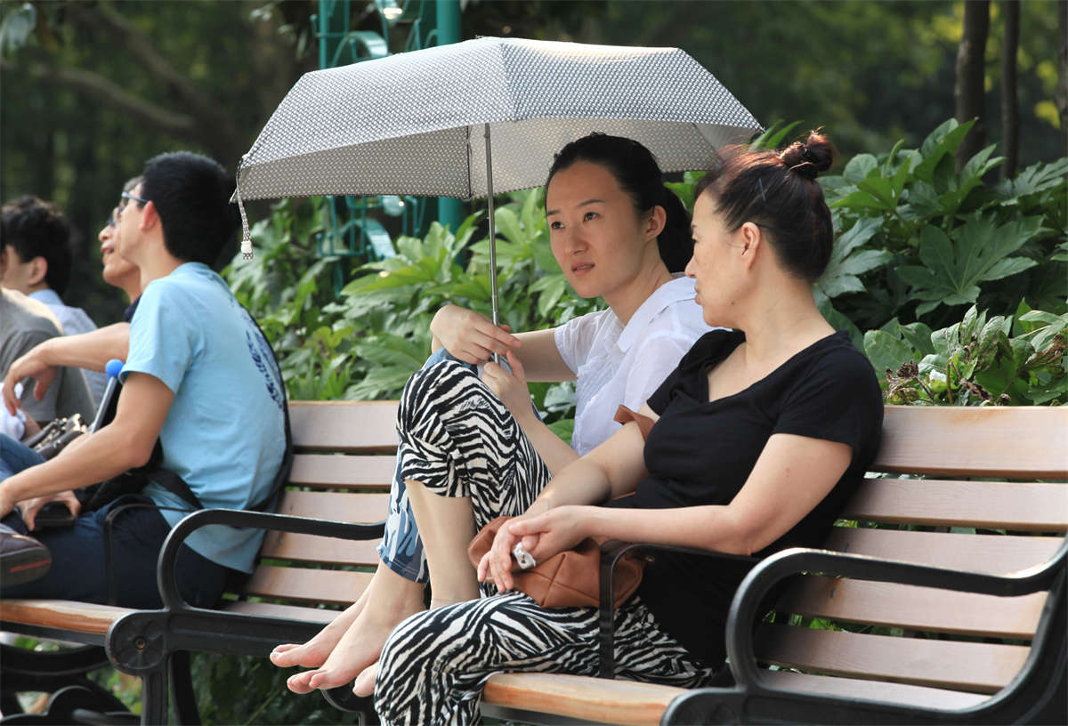 踏青公园街拍系列No.139 和家人一起长椅休息的时候，当然可以无所顾忌-日更街拍