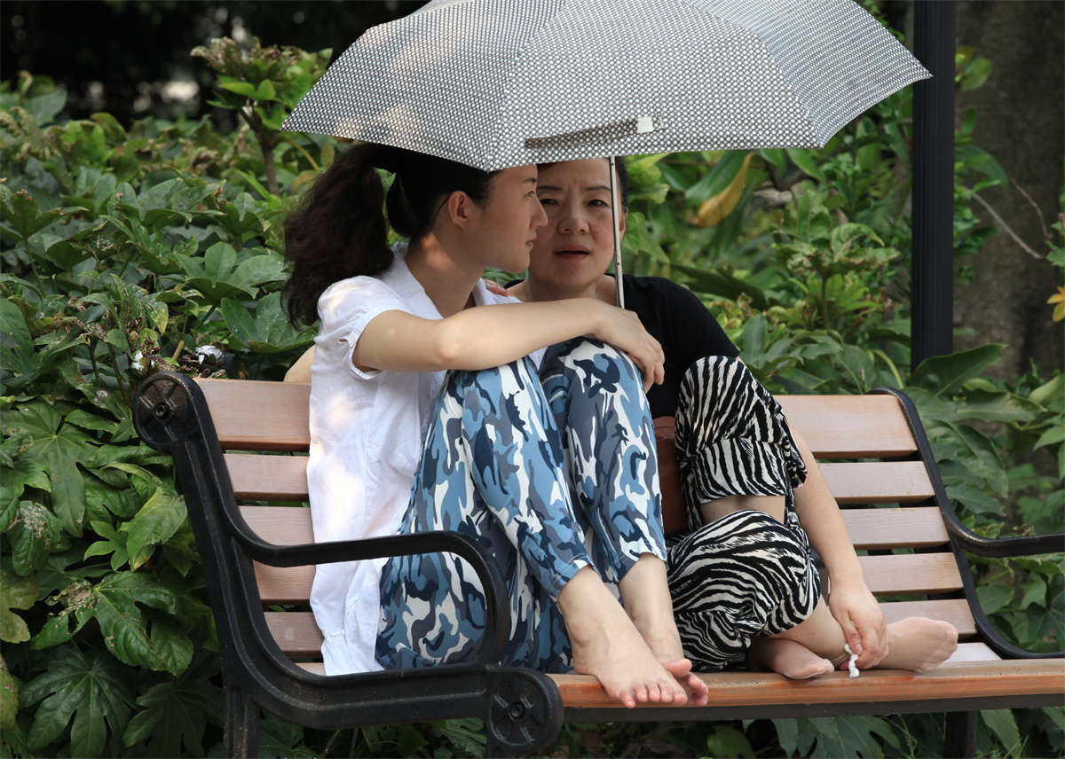 图片[2]-踏青公园街拍系列No.139 和家人一起长椅休息的时候，当然可以无所顾忌-日更街拍