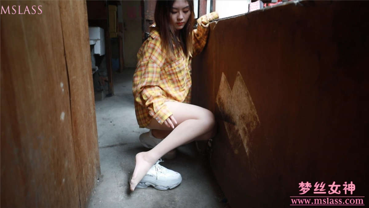 2019.05.15 梦素 复古楼的性感美-日更街拍