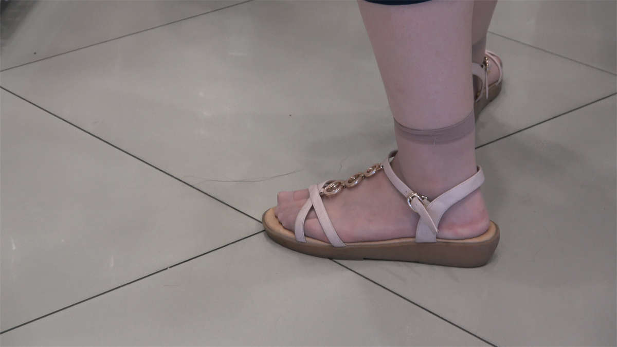 图片[2]-可爱女孩性感的透明短肉丝-日更街拍