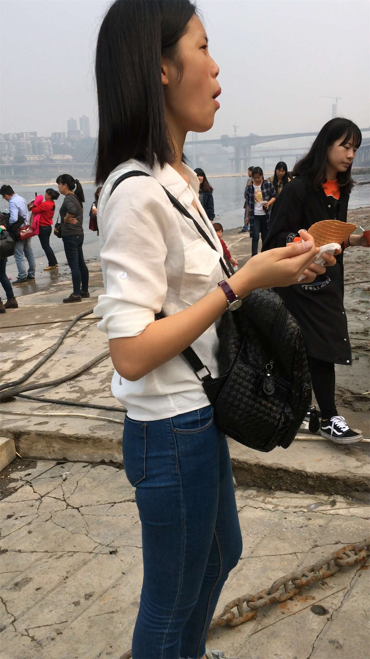 图片[2]-白T恤紧身牛仔裤娇小身材美女-日更街拍