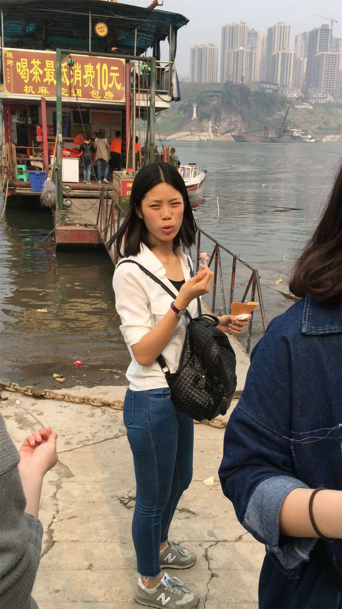 白T恤紧身牛仔裤娇小身材美女-日更街拍