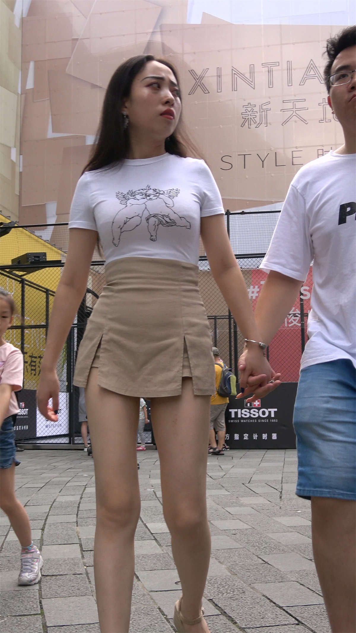 别人家的丰满漂亮小蛮腰女友-日更街拍