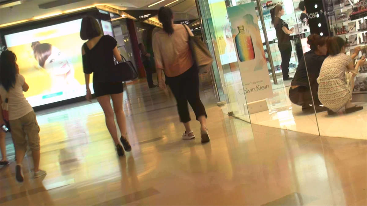丰满的豹纹高跟包臀裙美女-日更街拍