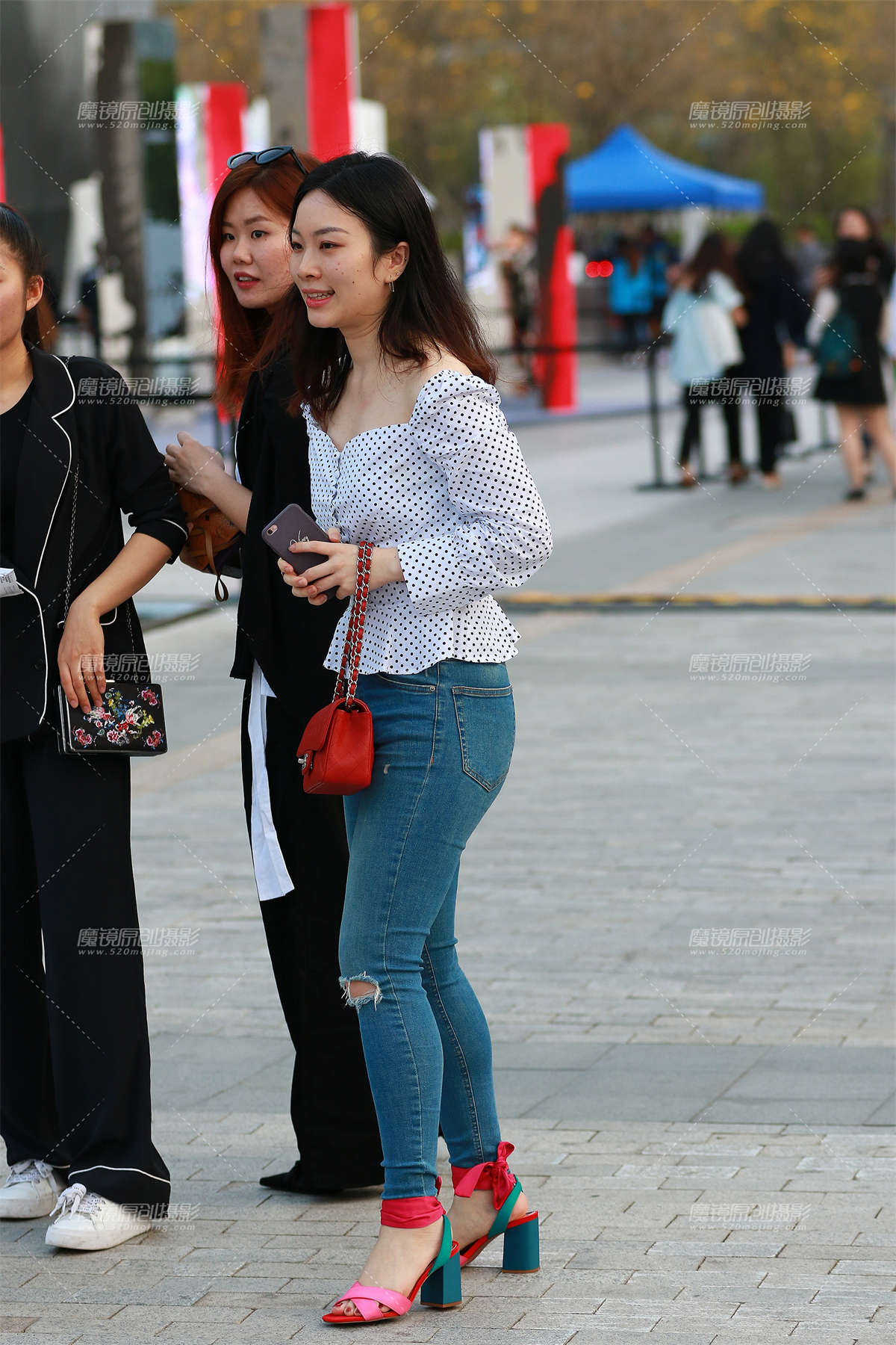 一字肩，紧牛小姐姐-日更街拍