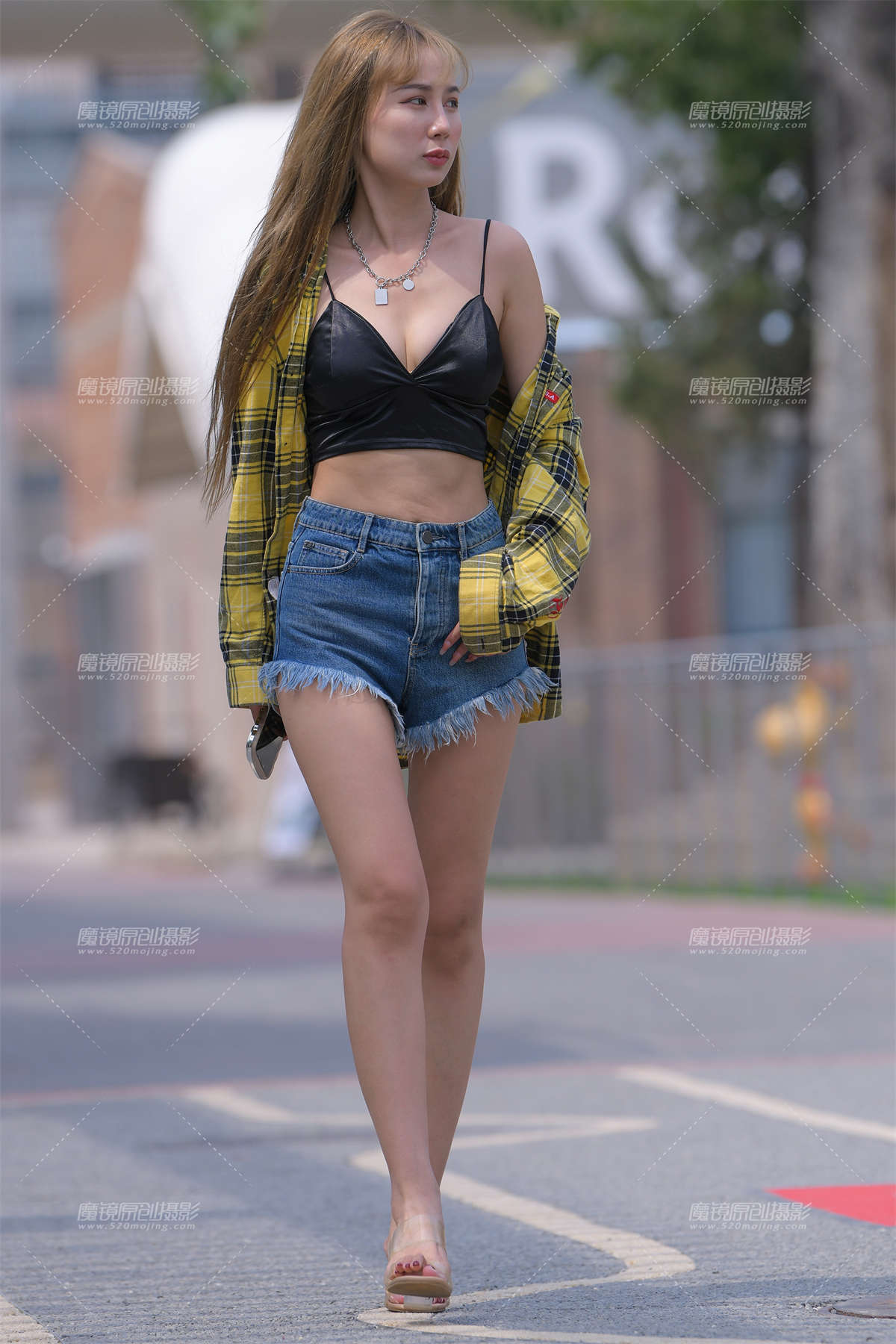 牛仔热裤美女-日更街拍