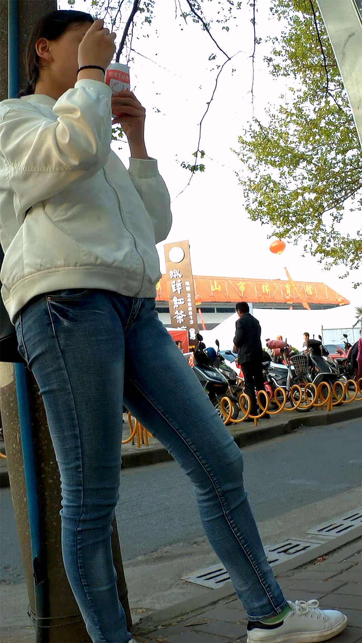 图片[2]-等公交车的紧身蓝牛美眉-日更街拍