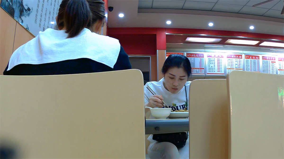 图片[2]-极品紧身白裤年轻辣妈！下晚班吃宵夜，-日更街拍