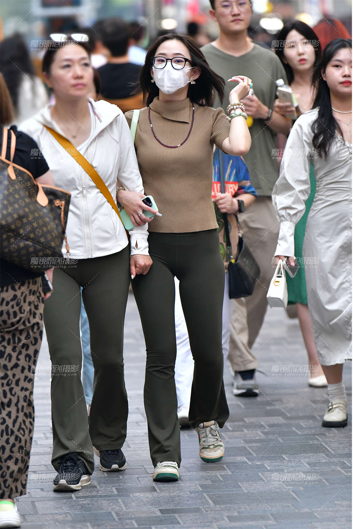 ★迷人紧身裤美女-日更街拍