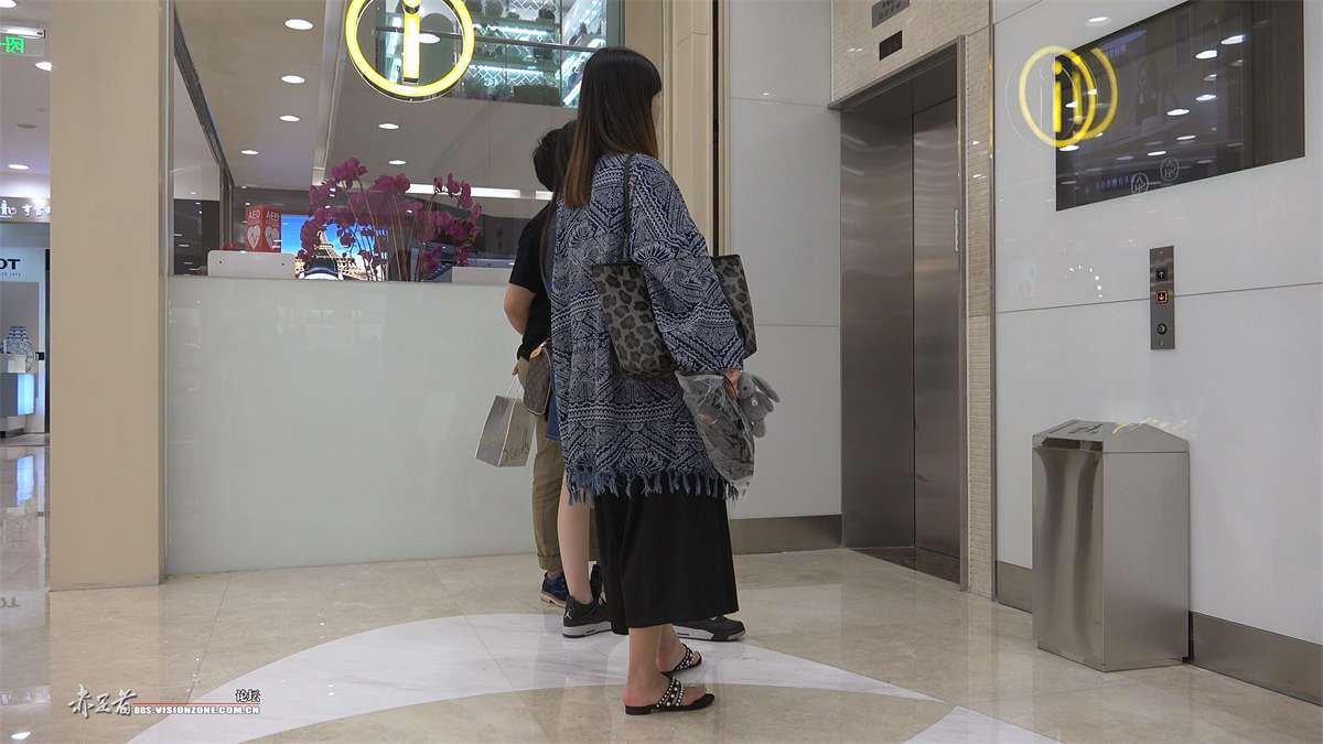 妹子试鞋子后去电梯-日更街拍