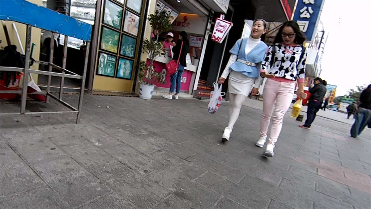 图片[2]-粉色紧身裤眼镜妹-日更街拍