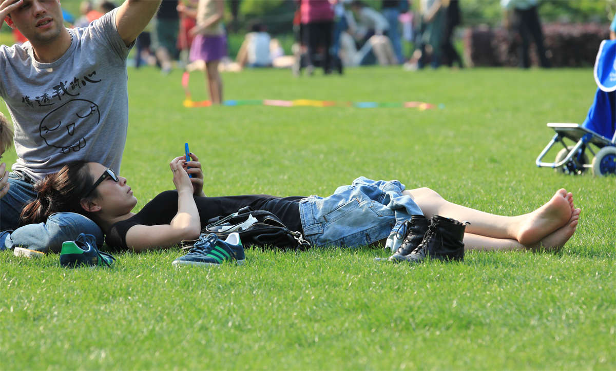 图片[2]-踏青公园街拍系列No.141 漂亮女孩的光脚可不是那么容易看到-日更街拍