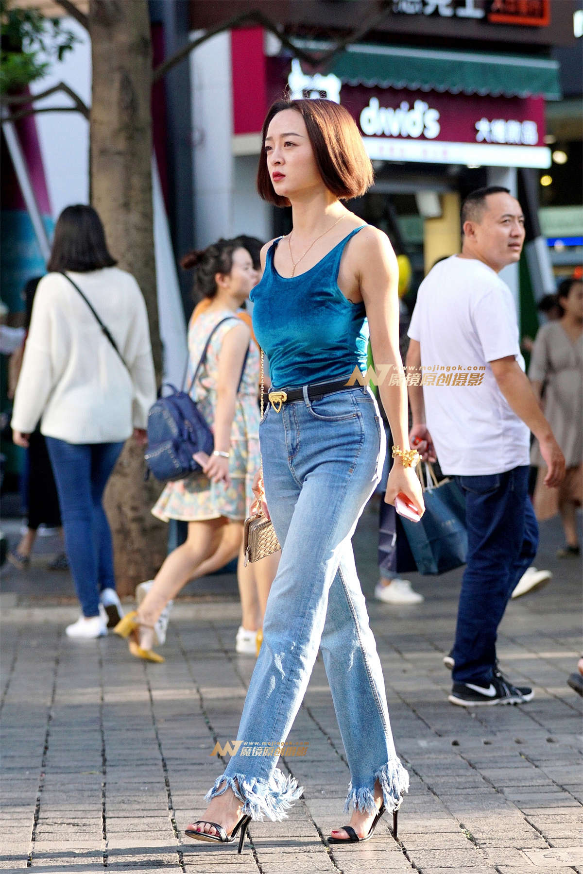 逆光拍摄露背长腿-日更街拍