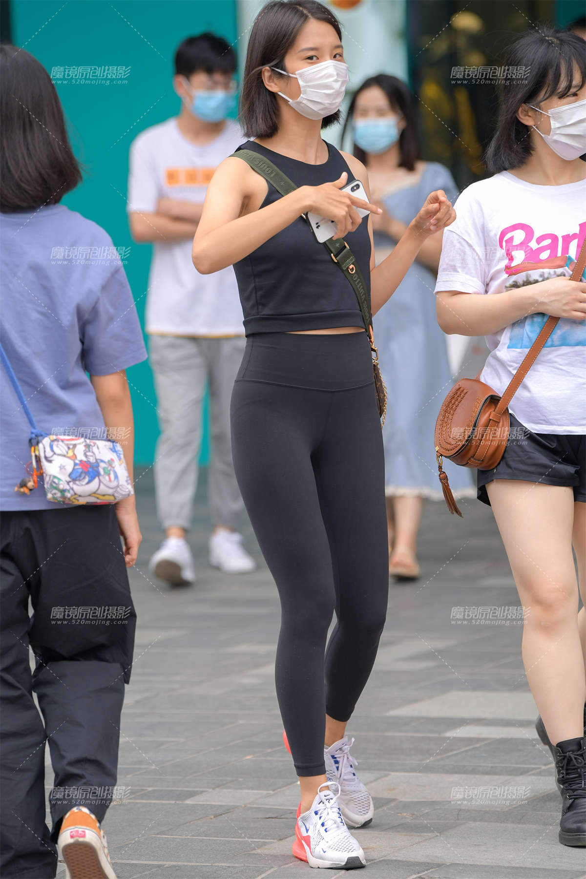 【街拍之魂赛帖】清秀黑色紧身MM-日更街拍