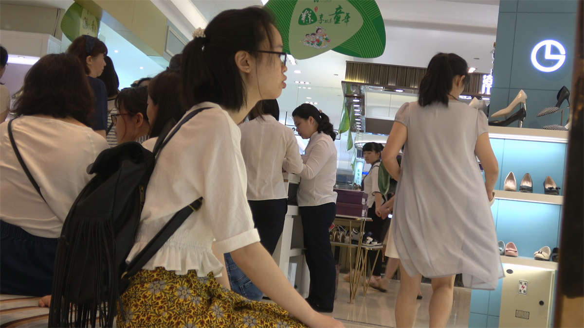 连衣裙美足少女-日更街拍