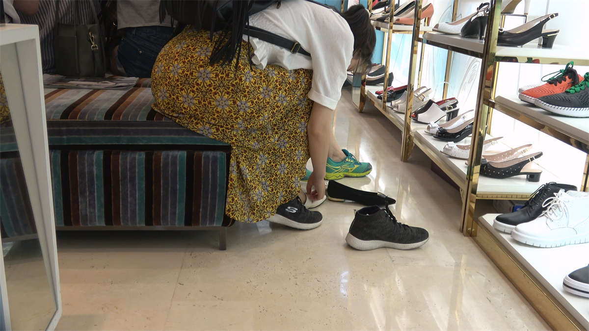 图片[2]-连衣裙美足少女-日更街拍