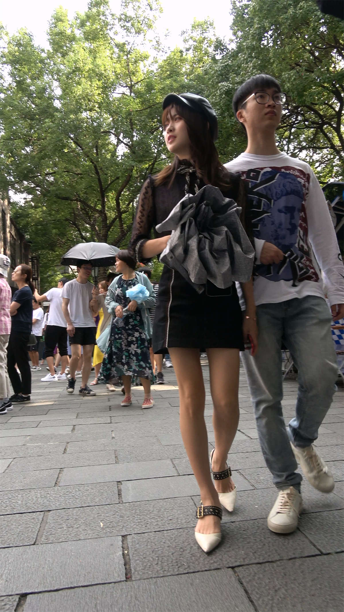黑色蕾丝裙美女-日更街拍