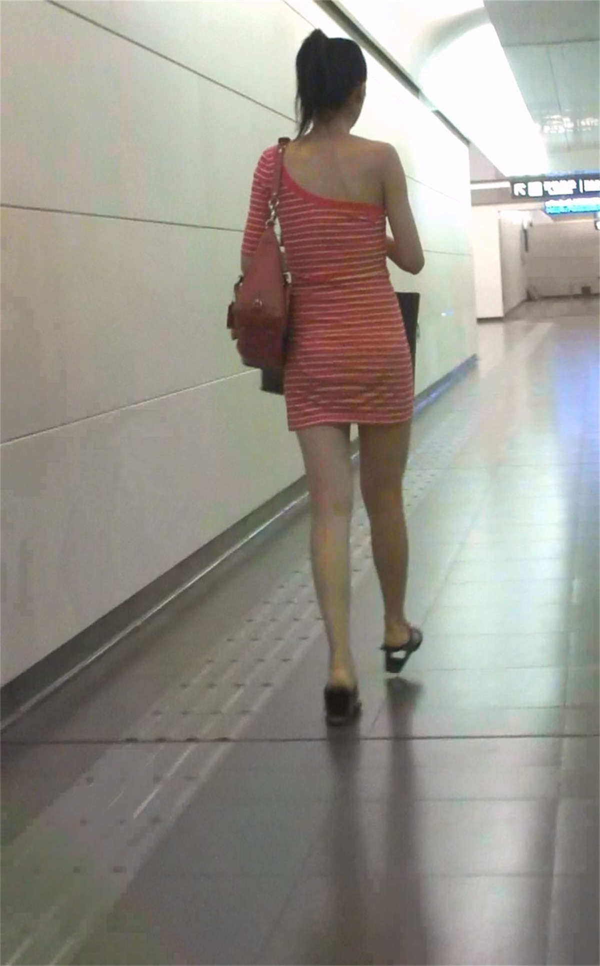 图片[2]-粉红紧身连衣包臀裙美女-日更街拍