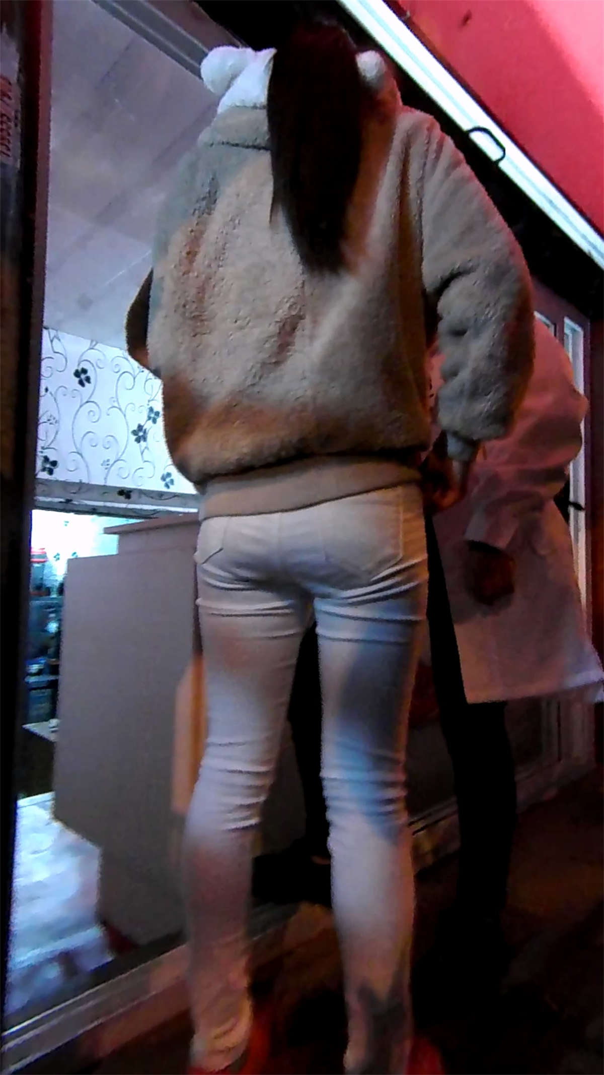 超紧身白裤丰臀美女-日更街拍