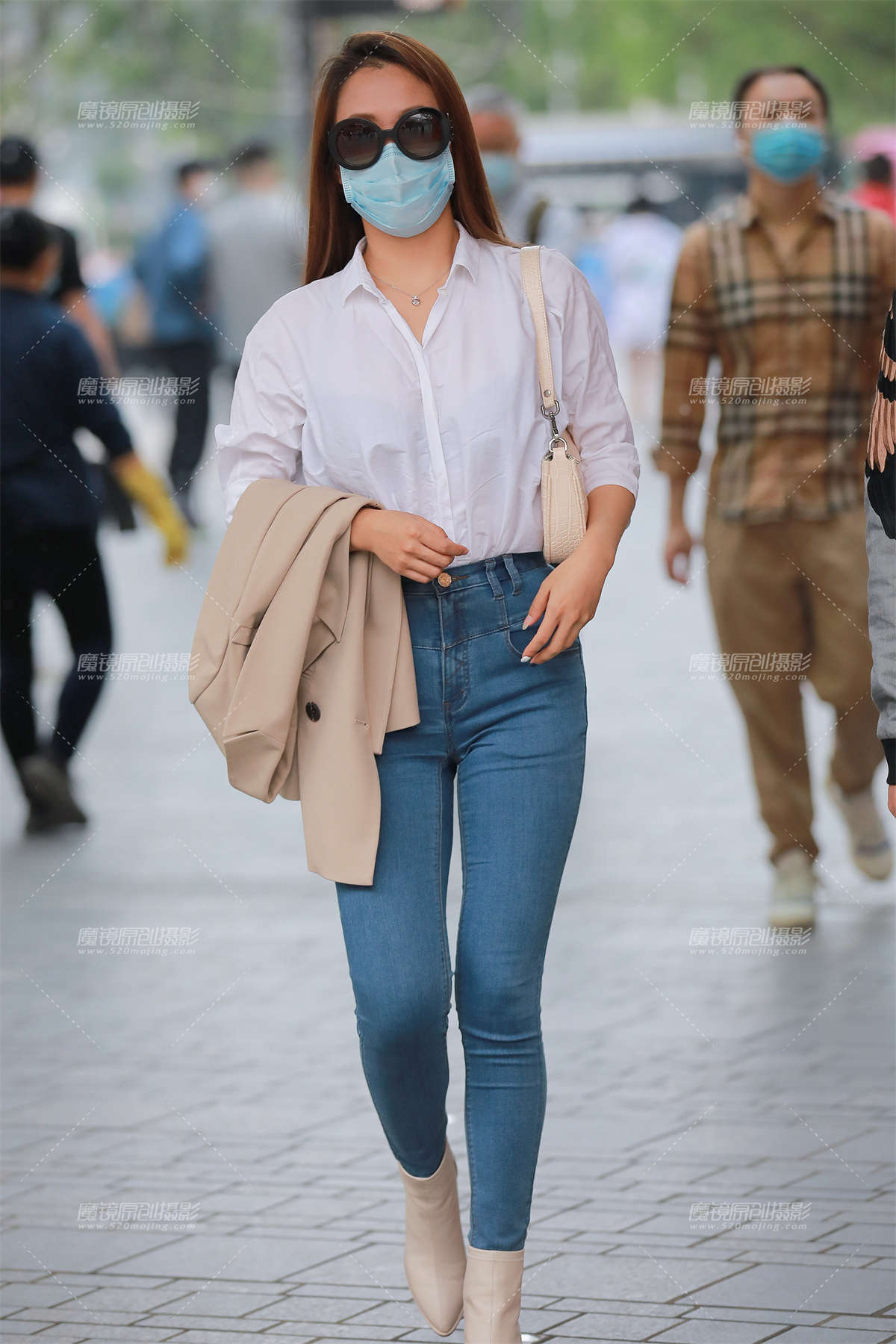 蓝色牛仔裤女朋友-日更街拍