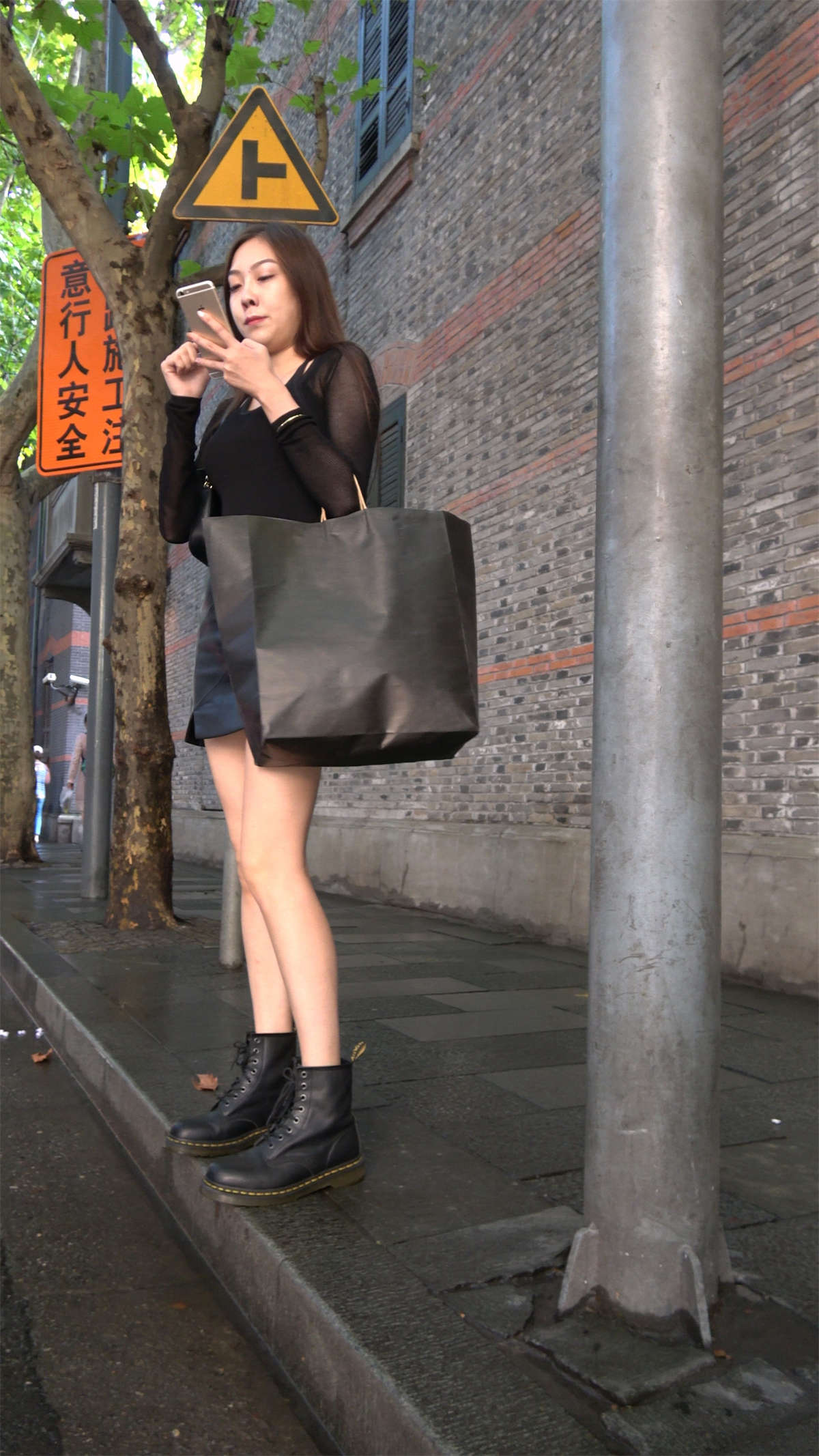 图片[2]-黑色系皮短裙美女-日更街拍