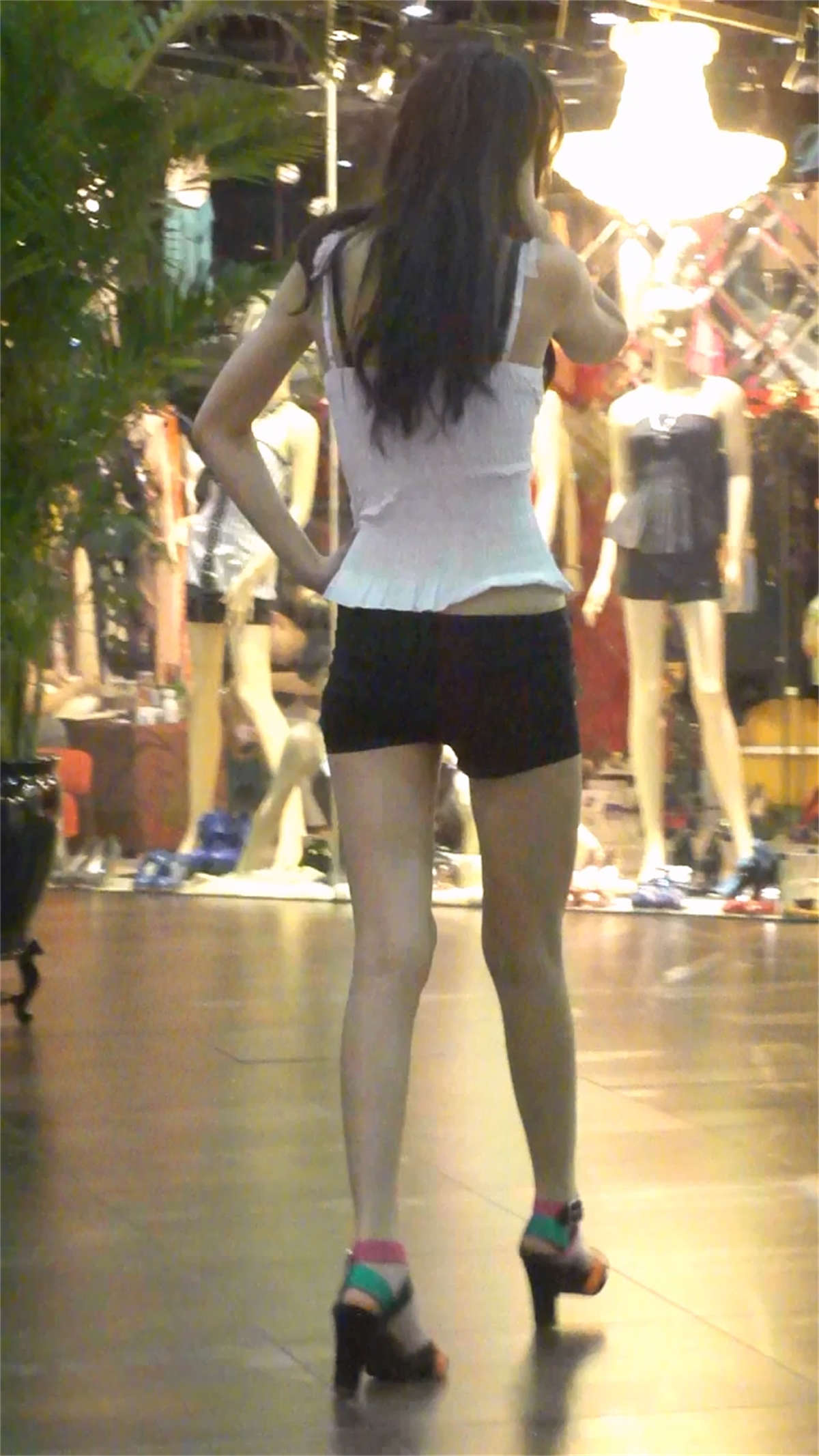 图片[2]-跟老公逛街的性感长腿丰满美少妇-日更街拍