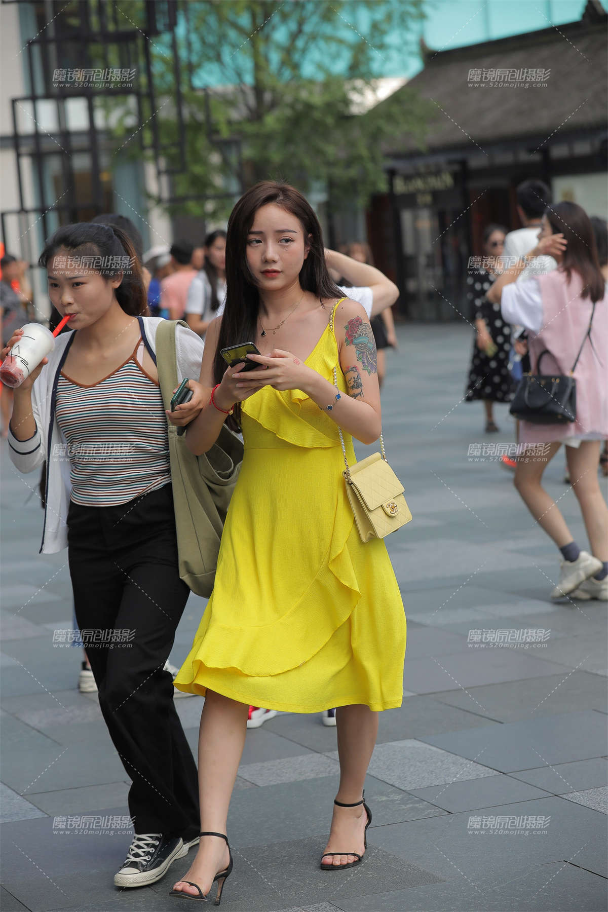 黄裙美眉-日更街拍