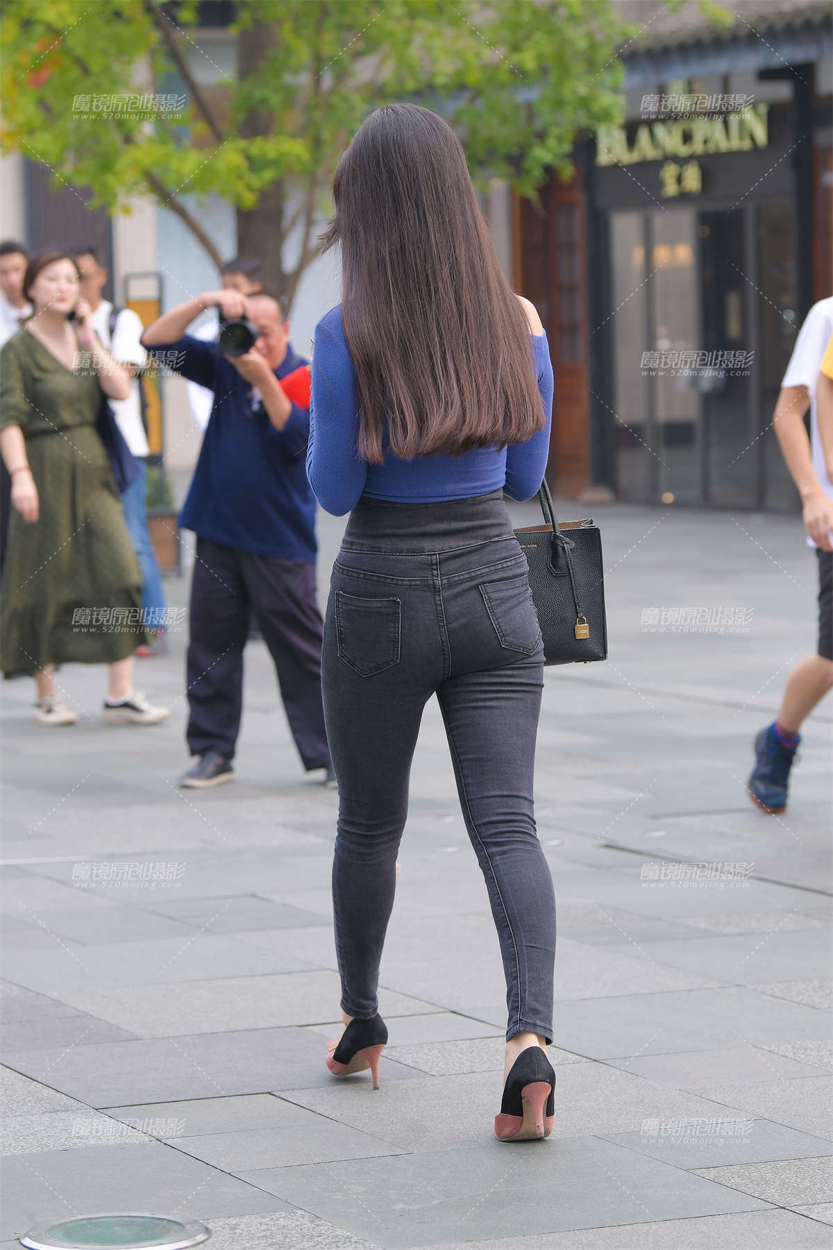 图片[2]-这文质彬彬de紧牛高跟美眉-日更街拍