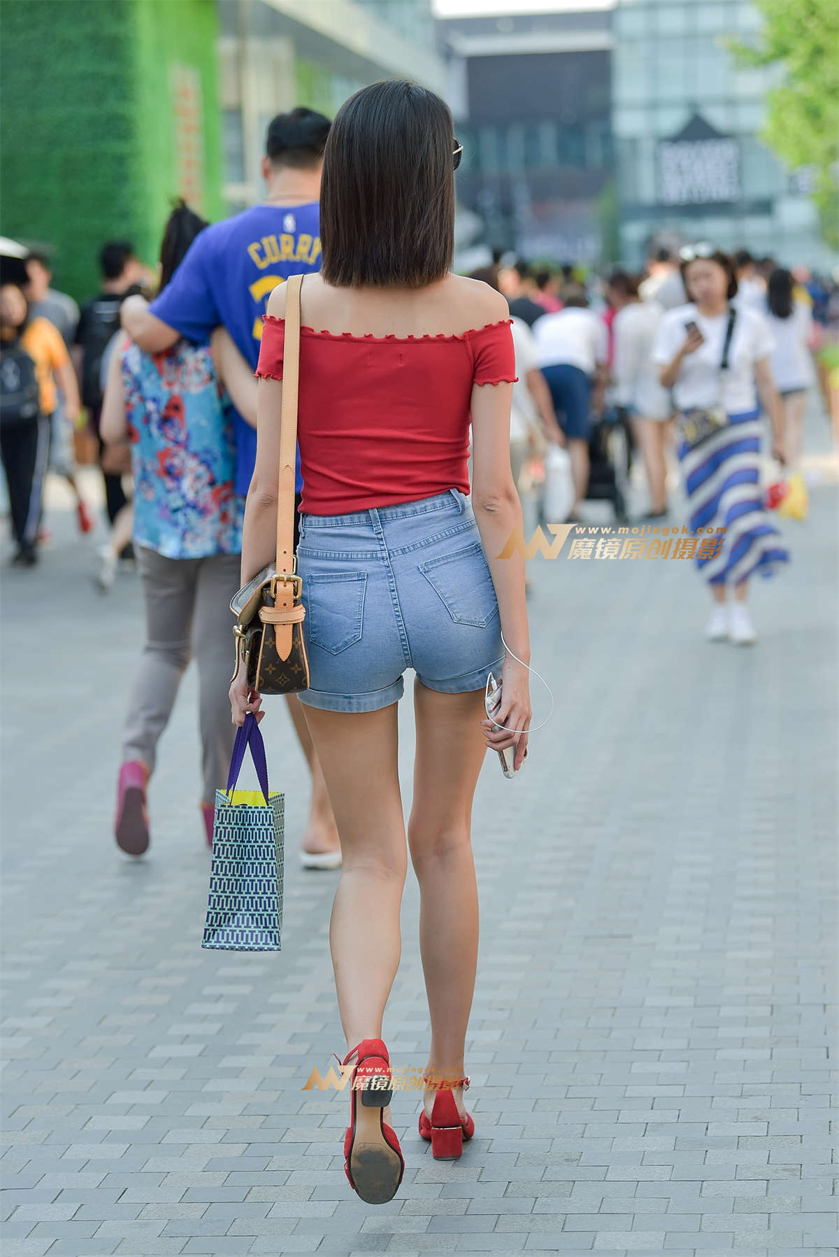 图片[2]-【赛德克赛帖】靓丽抹胸衫 紧牛短裤女-日更街拍