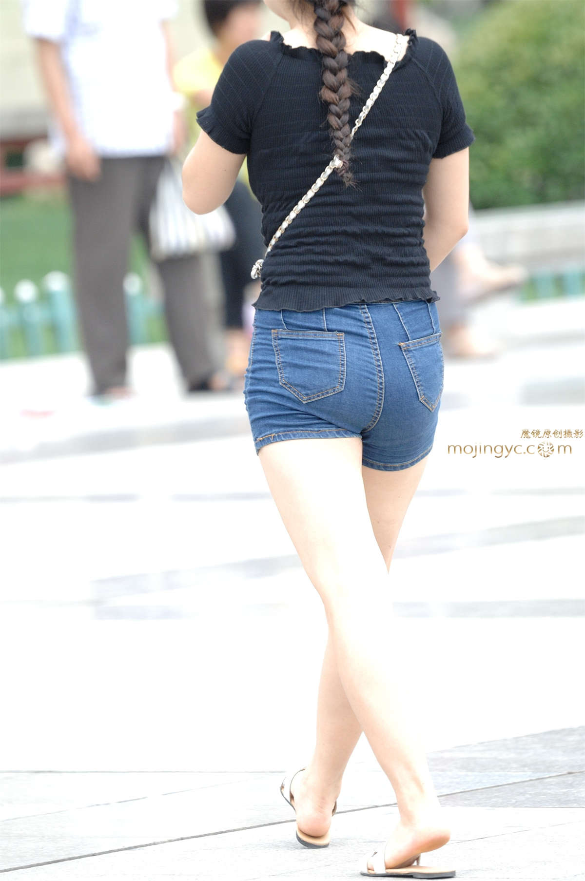 2016-09-28大美臀短裤妹妹13张-日更街拍