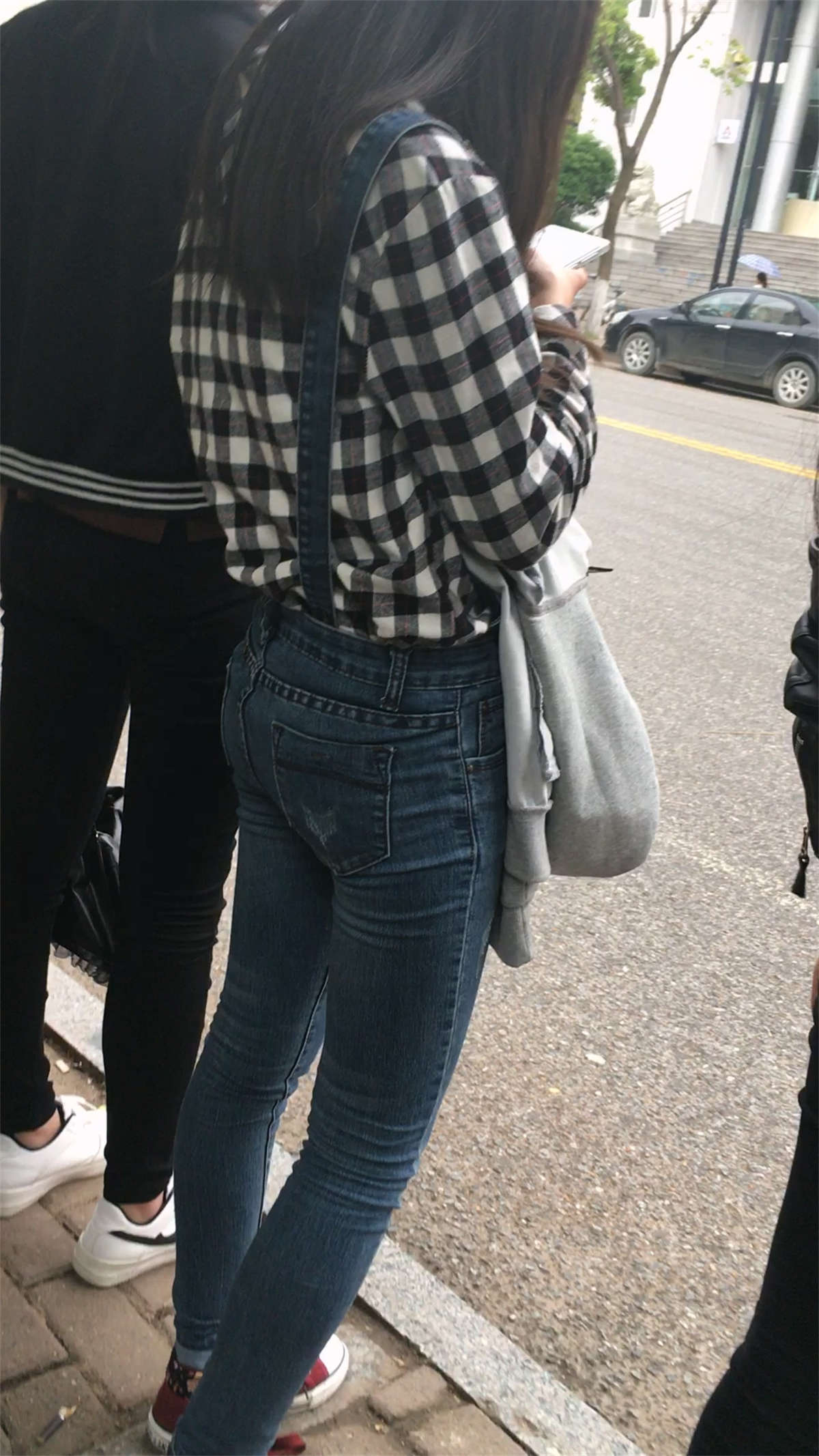 图片[2]-格子衫吊带紧身牛仔裤美女-日更街拍