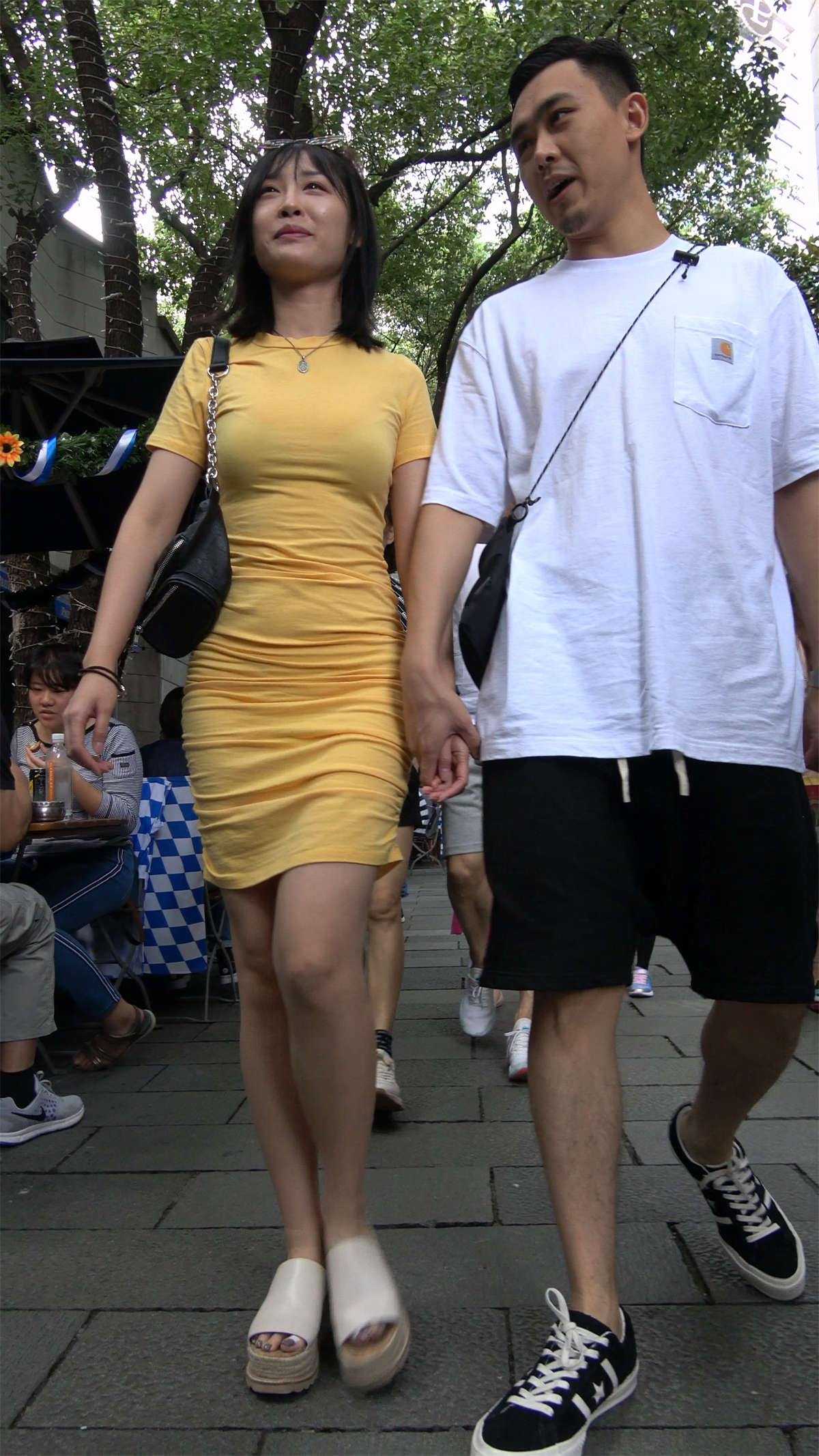 黄色包臀裙美女-日更街拍