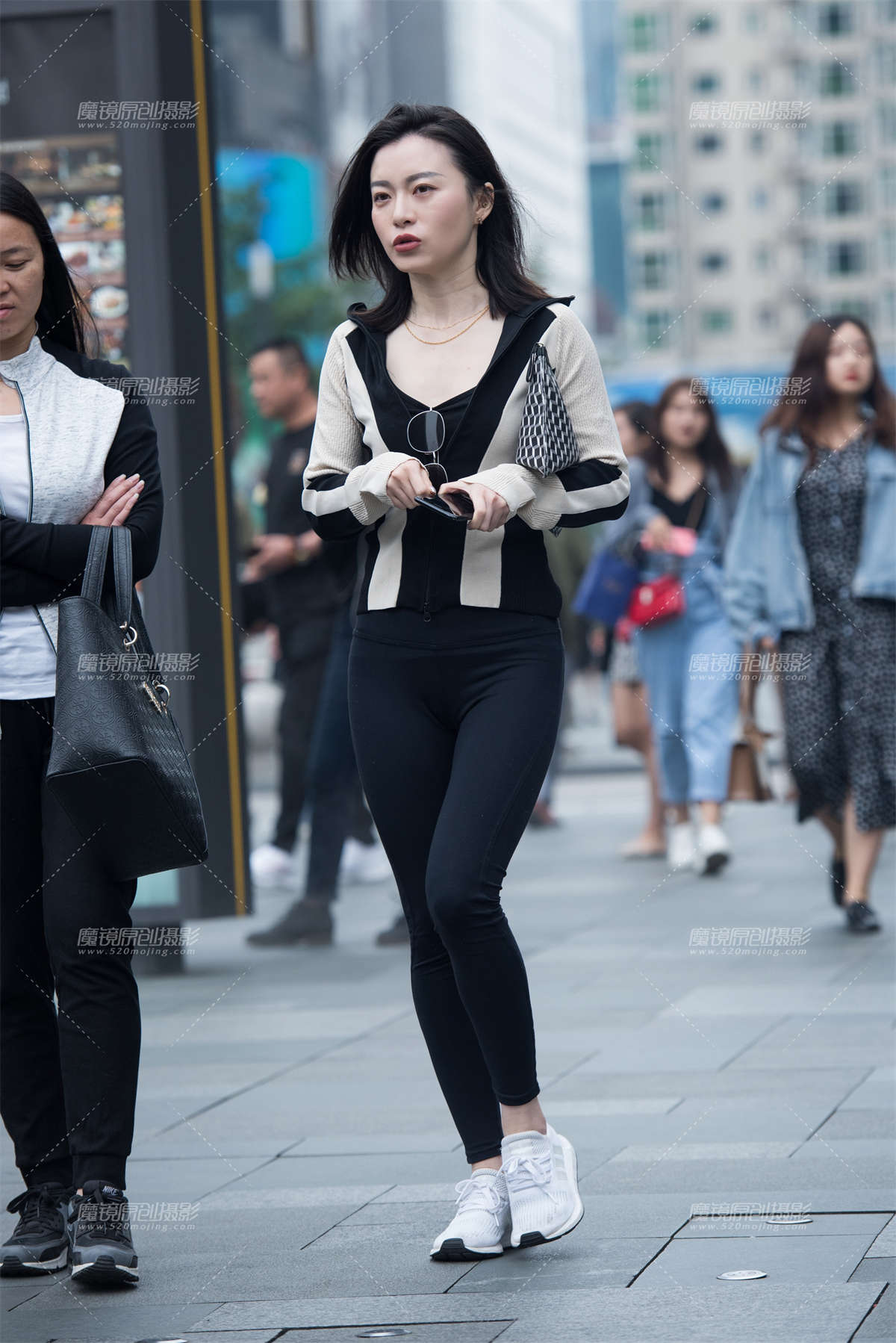 【慕容笙赛贴】紧身黑裤美女-日更街拍