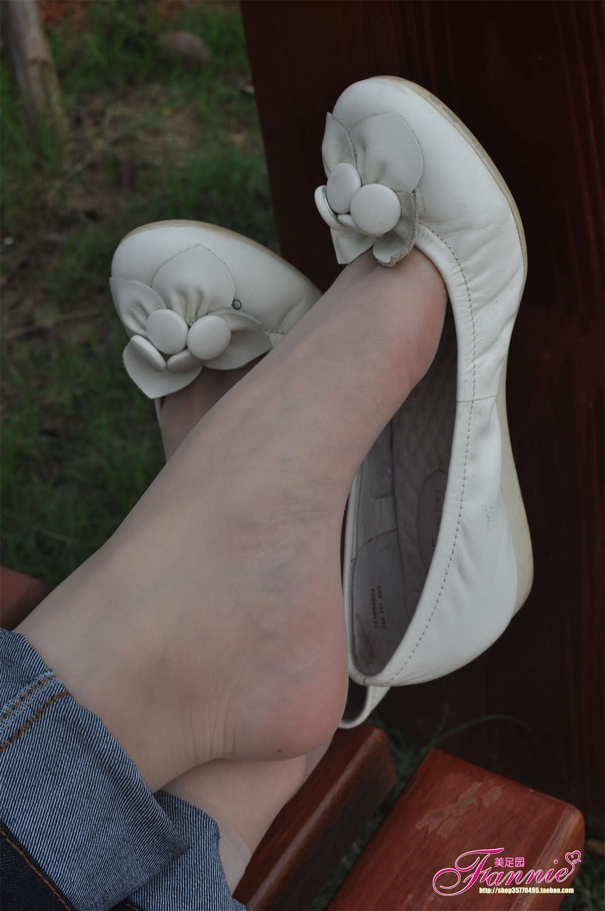 Fannie芬妮美足园NO.744 行在深秋（丝足3）-日更街拍