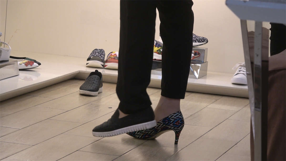 图片[2]-试高跟鞋街拍美足-日更街拍