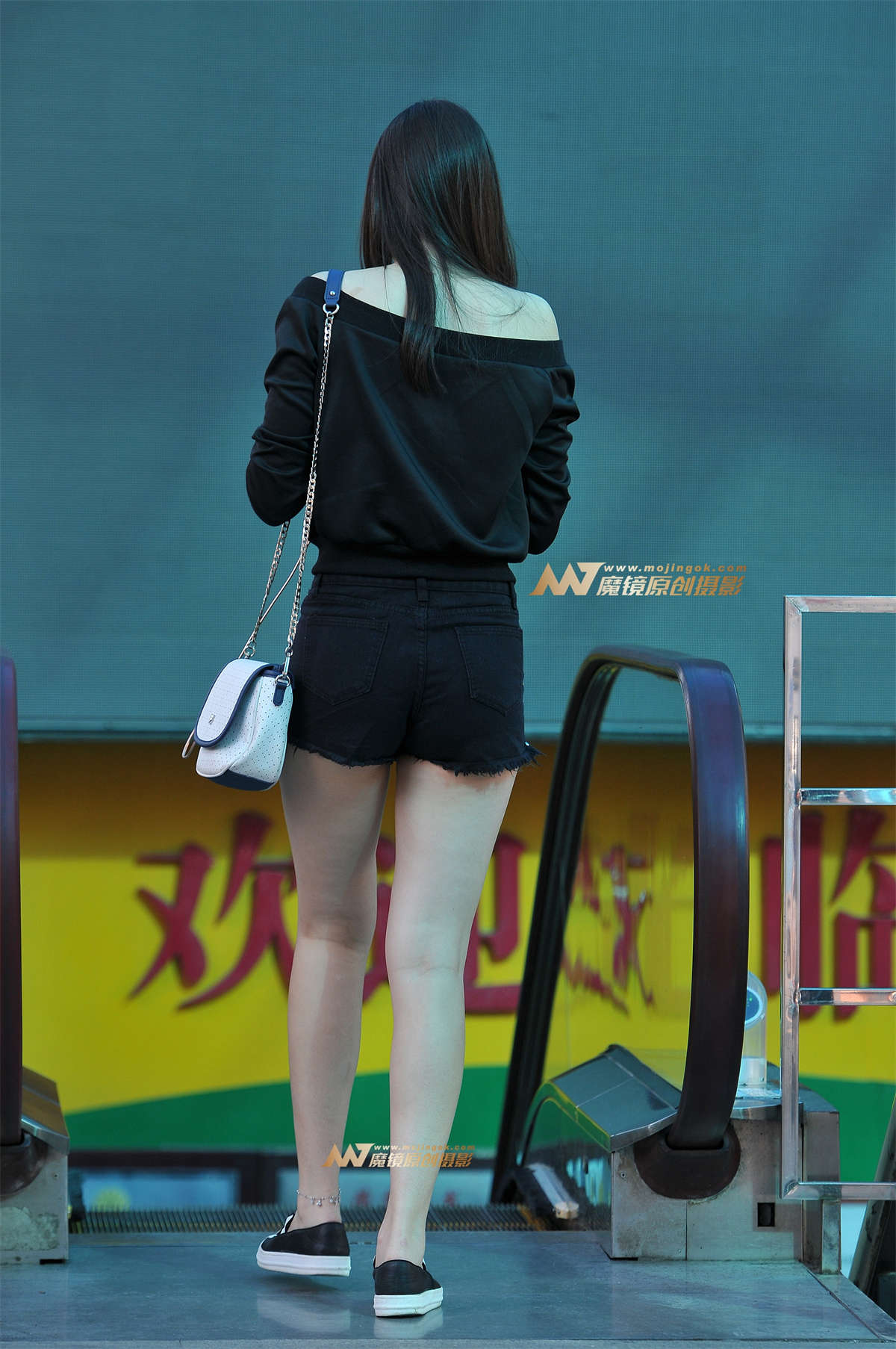 图片[2]-紧致的黑短热裤-日更街拍