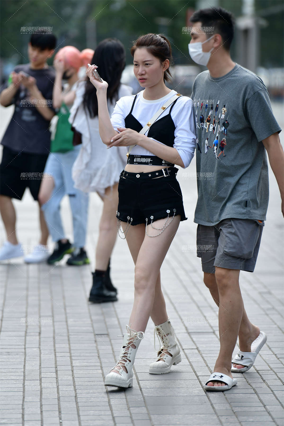 图片[2]-★逛街的黑色热裤美女-日更街拍