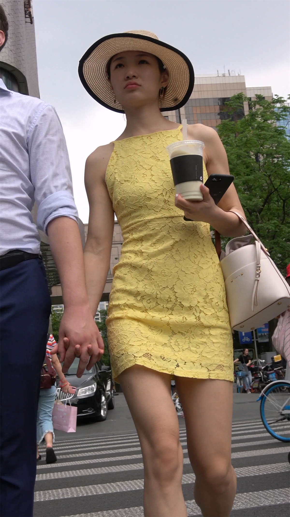 图片[2]-黄色吊带裙美女-日更街拍