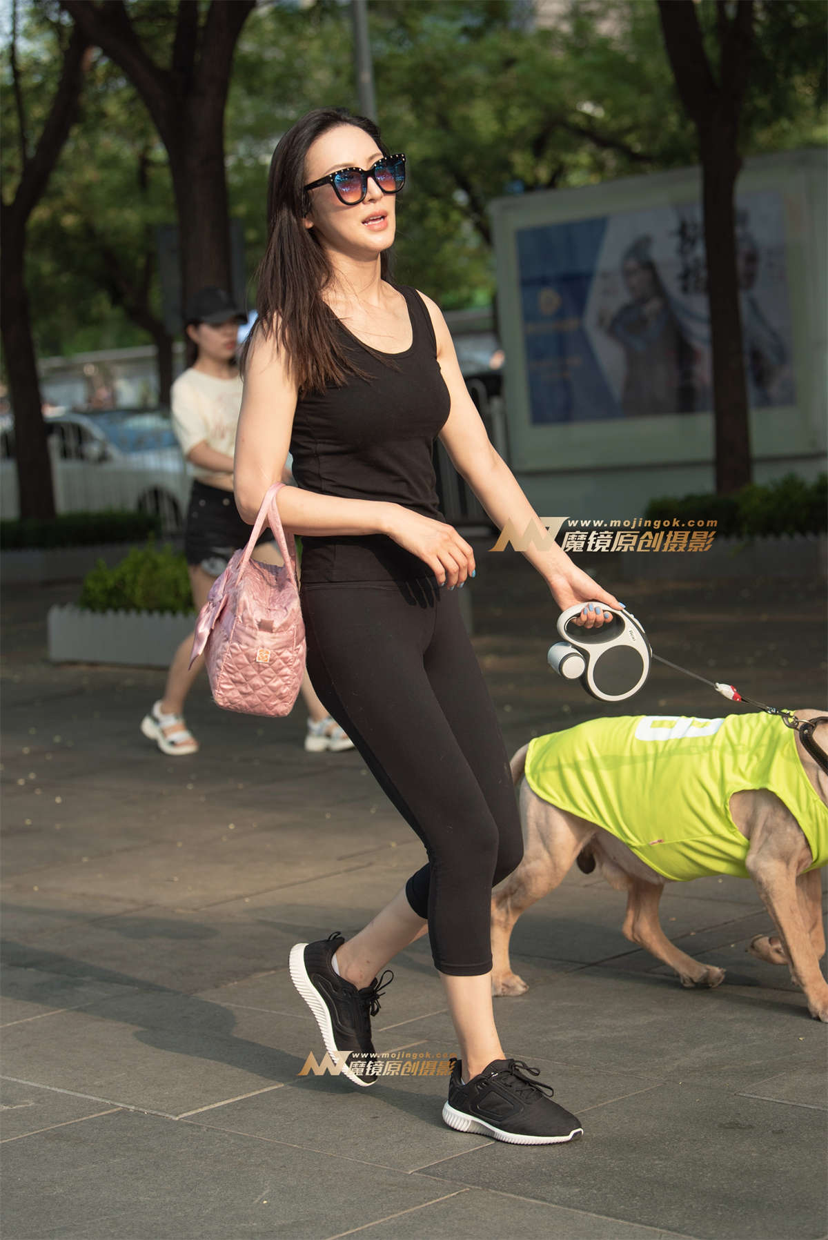 【赛德克赛帖】九分紧身健美裤美女-日更街拍