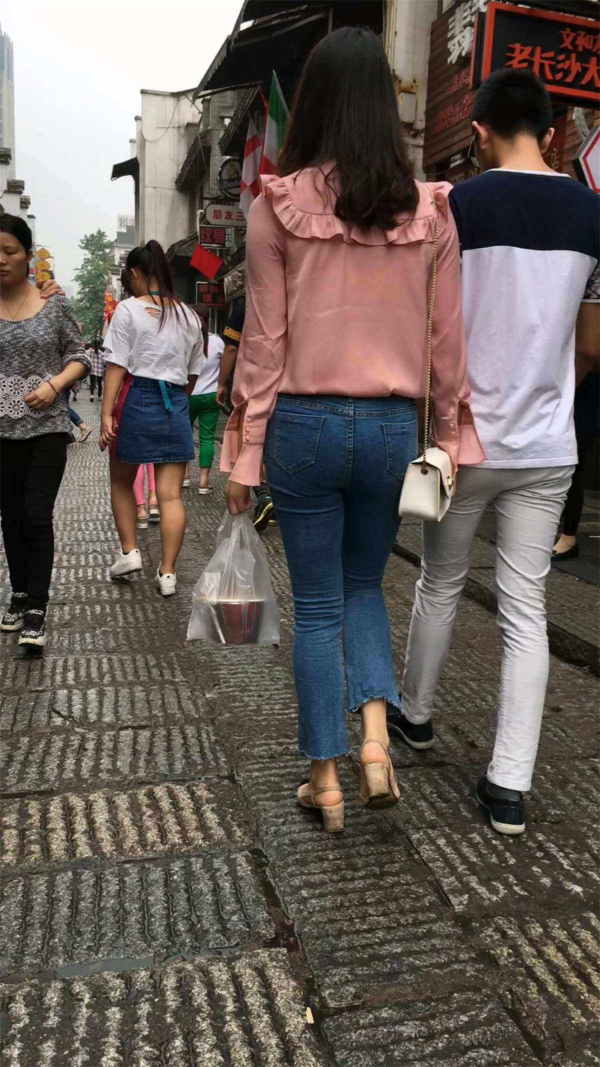 紧身蓝色牛仔裤美臀美女-日更街拍