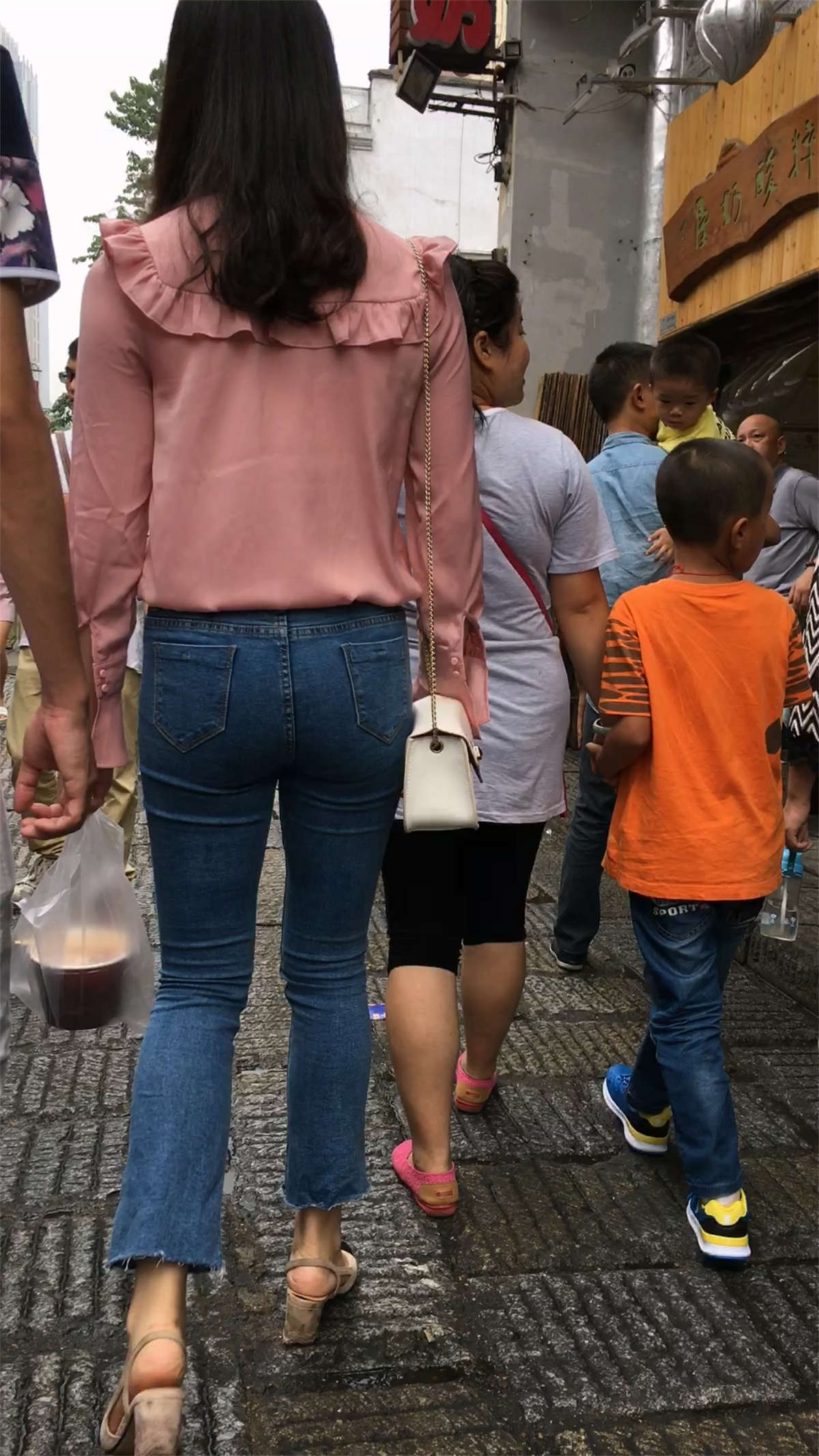 图片[2]-紧身蓝色牛仔裤美臀美女-日更街拍