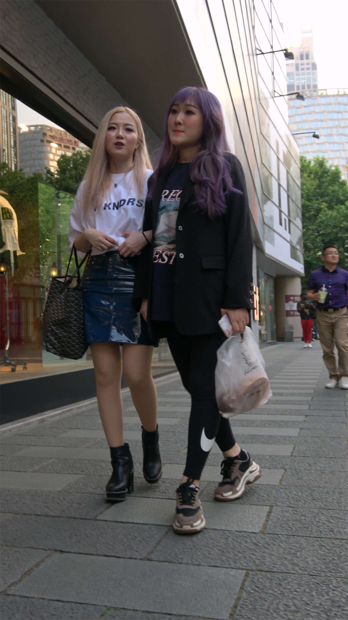 图片[2]-黄头发皮短裙妹子-日更街拍