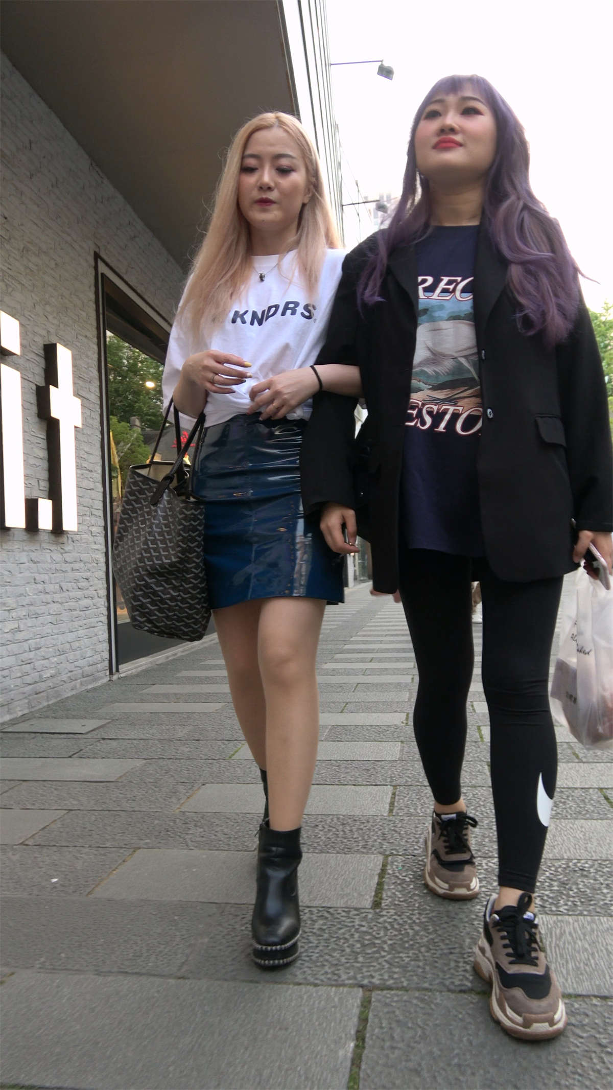 黄头发皮短裙妹子-日更街拍