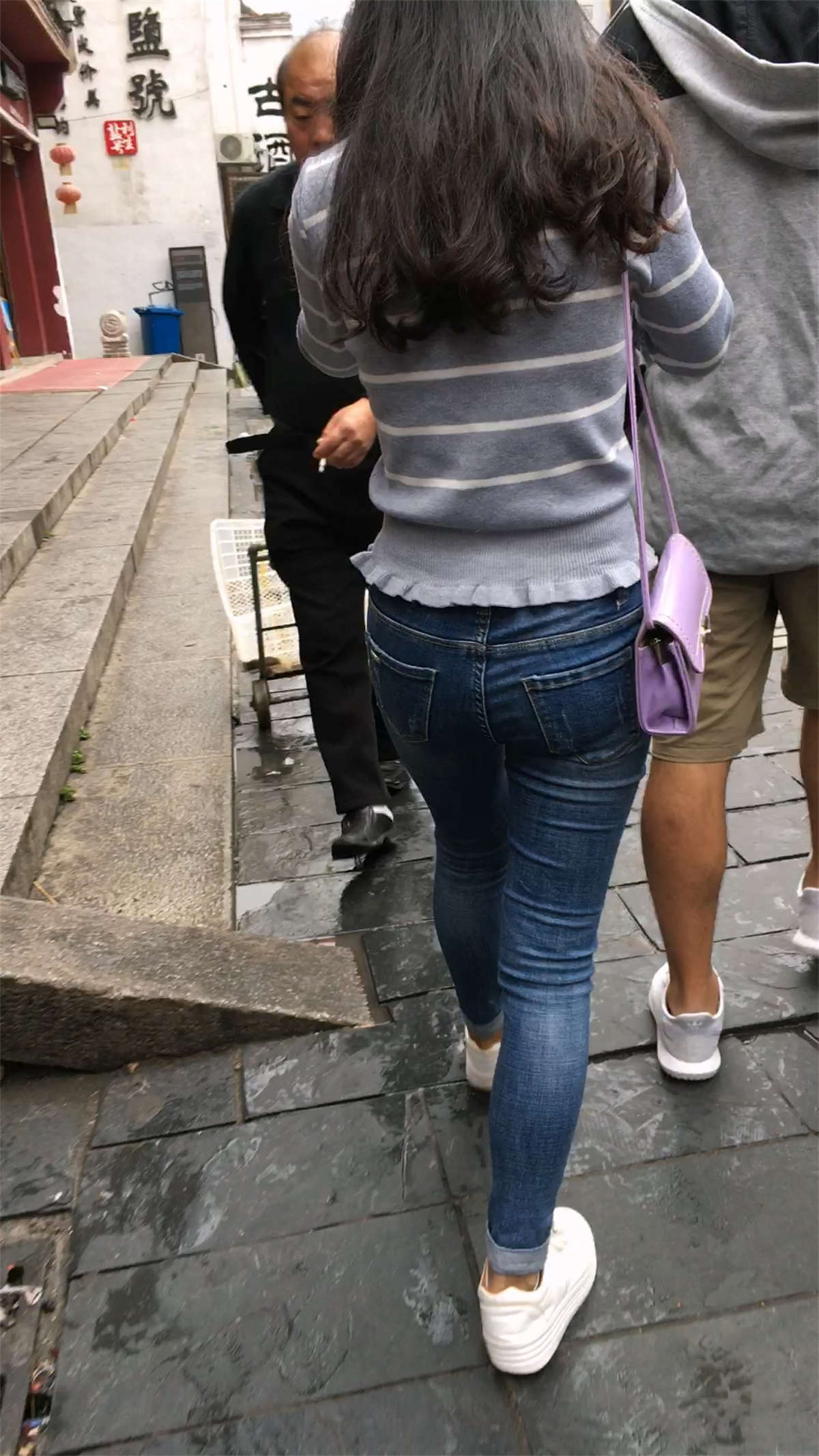 图片[2]-紧身牛仔裤美女-日更街拍