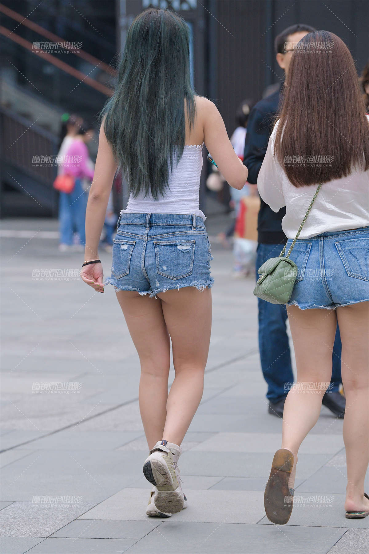 图片[2]-CHAO短热裤美眉-日更街拍