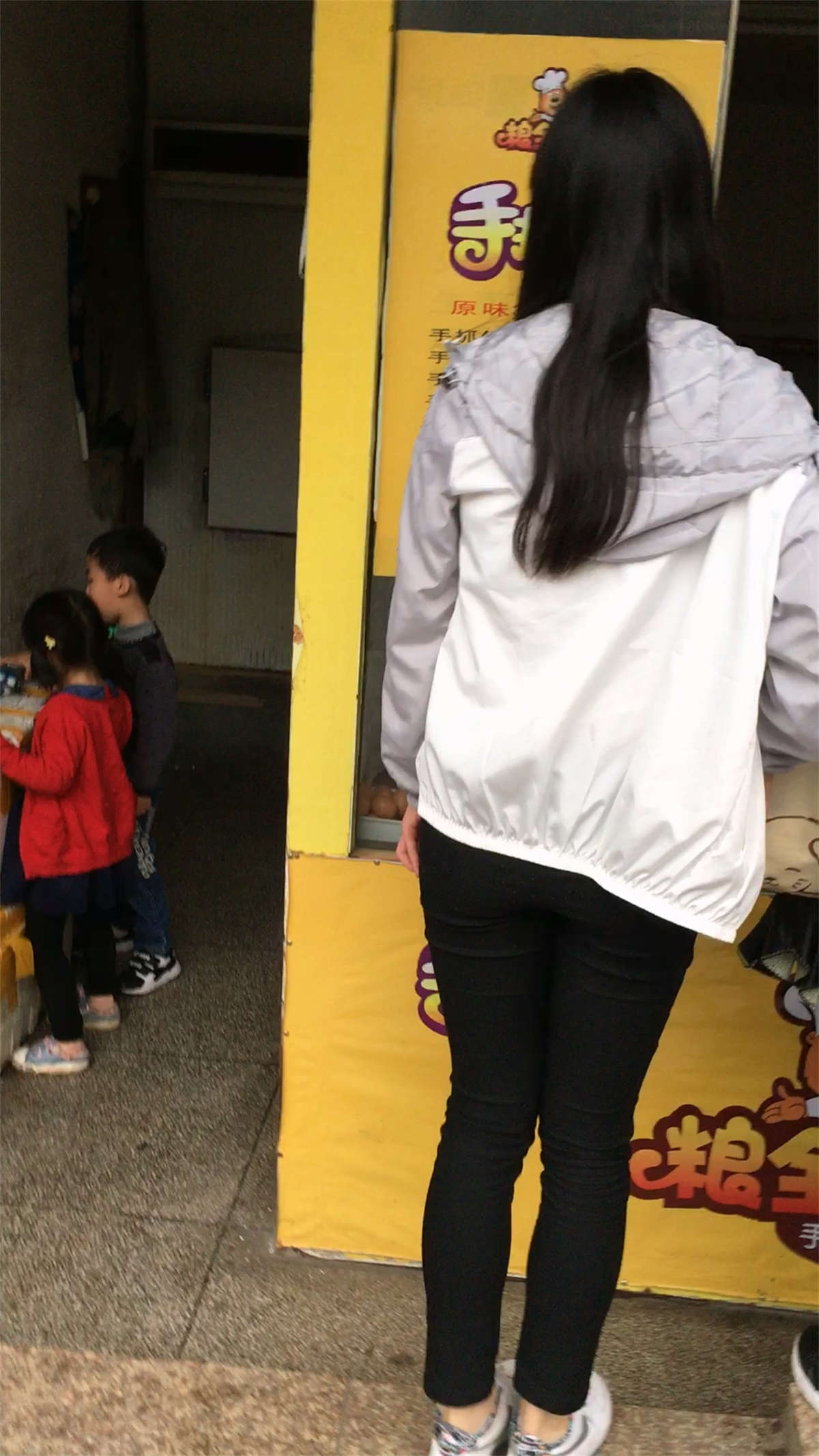 图片[2]-牛仔热裤娇小身材小美女-日更街拍