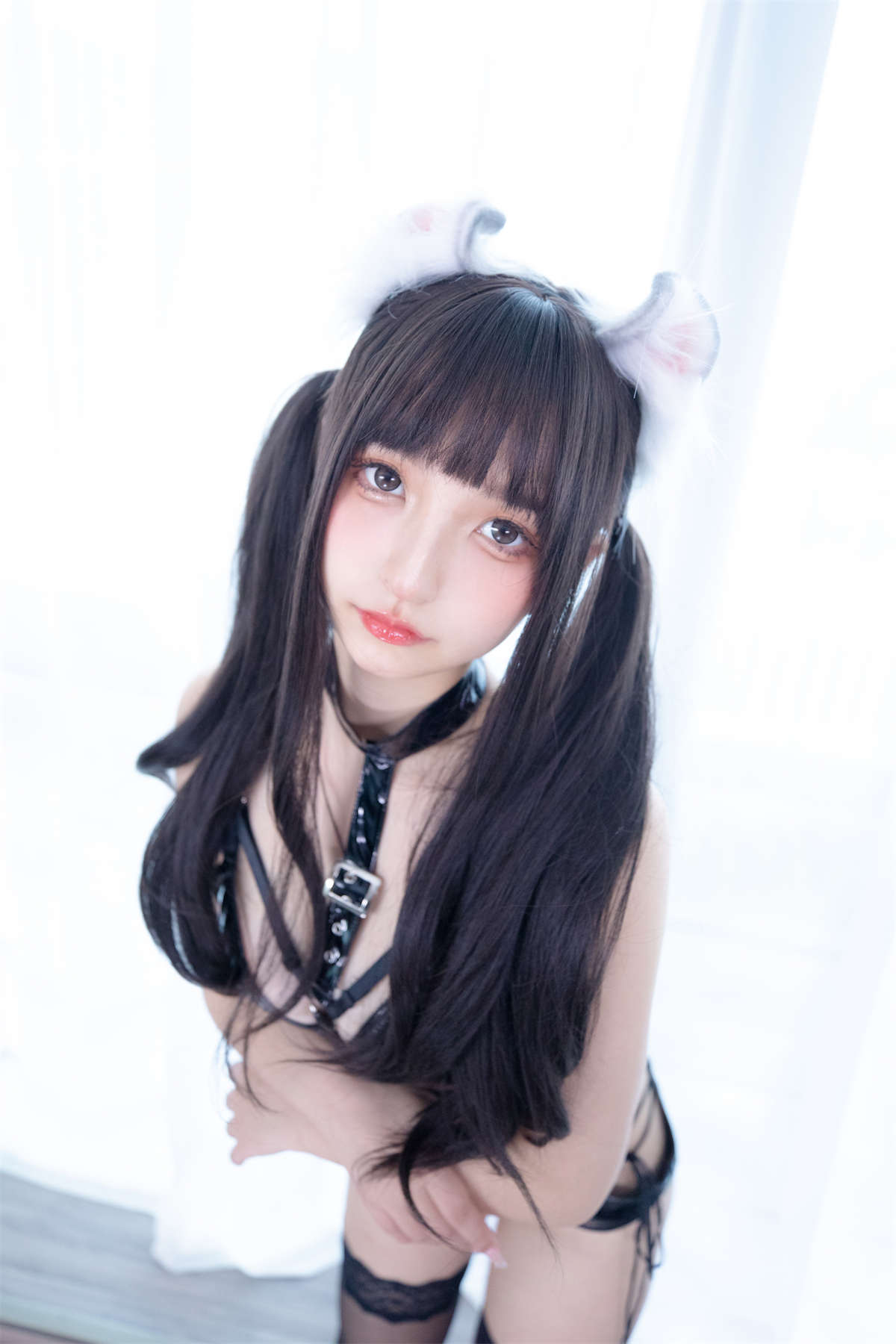 神楽板真冬 – 黑丝与黑胶-日更街拍