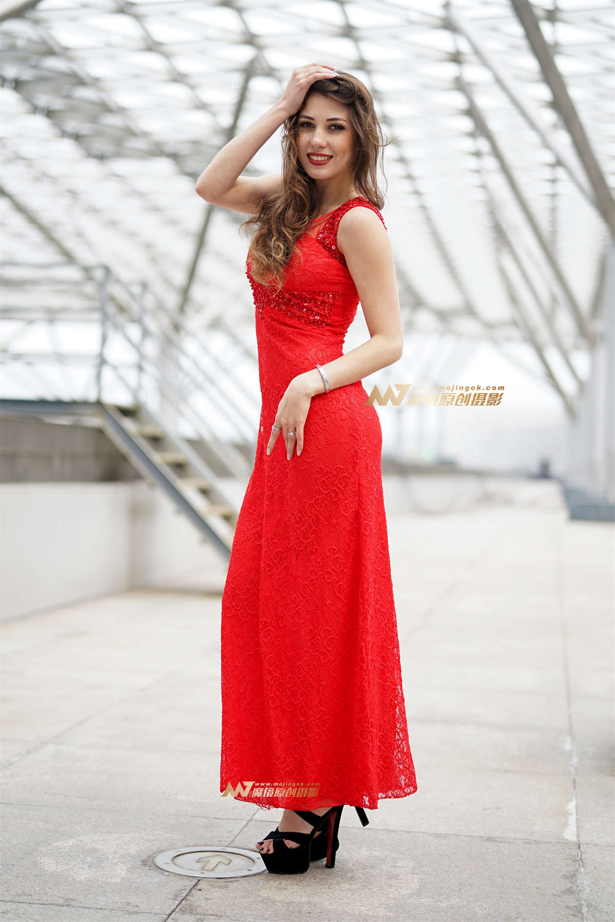 图片[2]-洋妞被我带上天台各种凹造型。-日更街拍