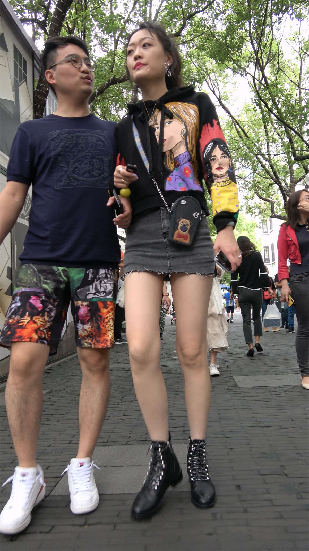 极品美腿牛仔裙美眉-日更街拍
